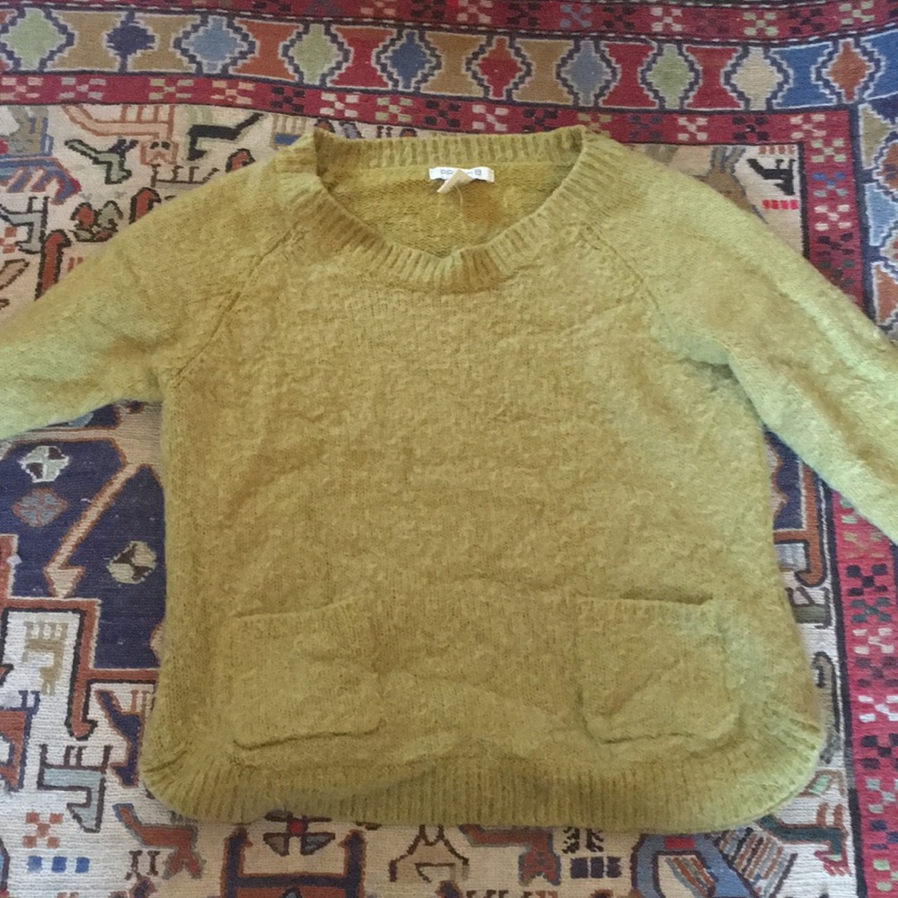 Green sweater with pockets